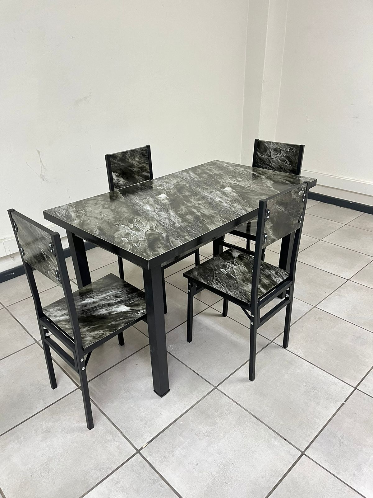 Table and chairs - kitchen - Image 6